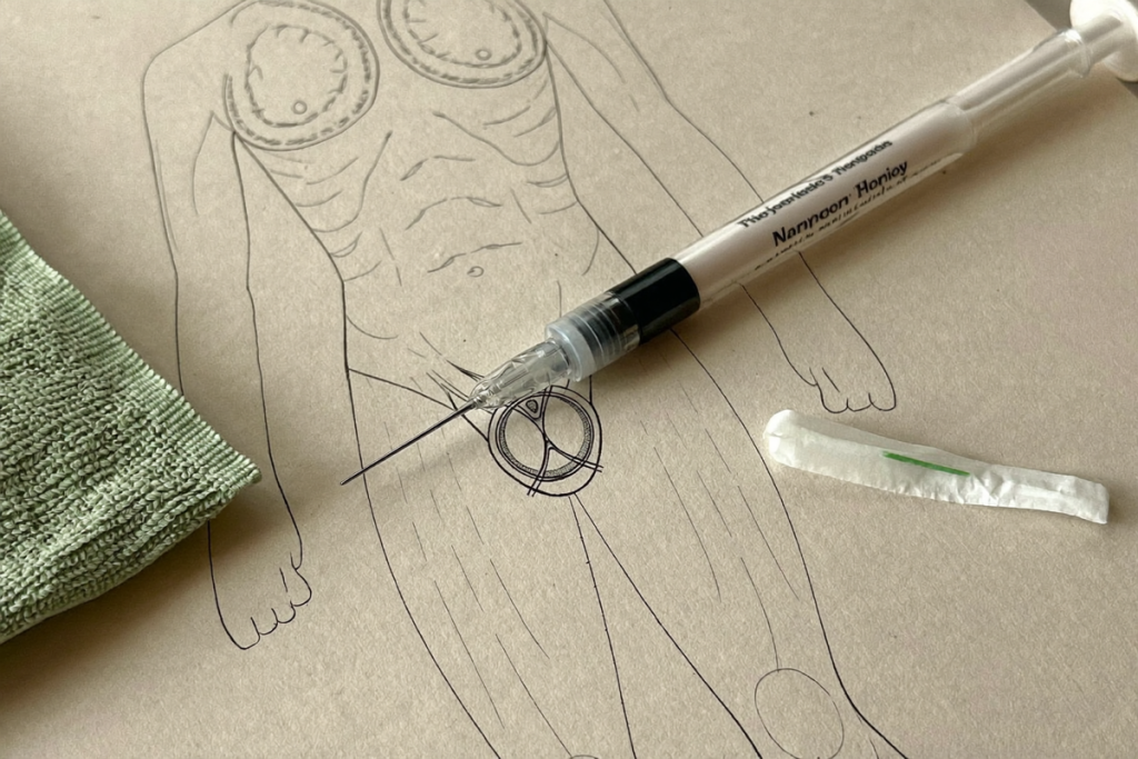 Unbranded injection pen on a plain anatomical sketch showing subcutaneous injection regions